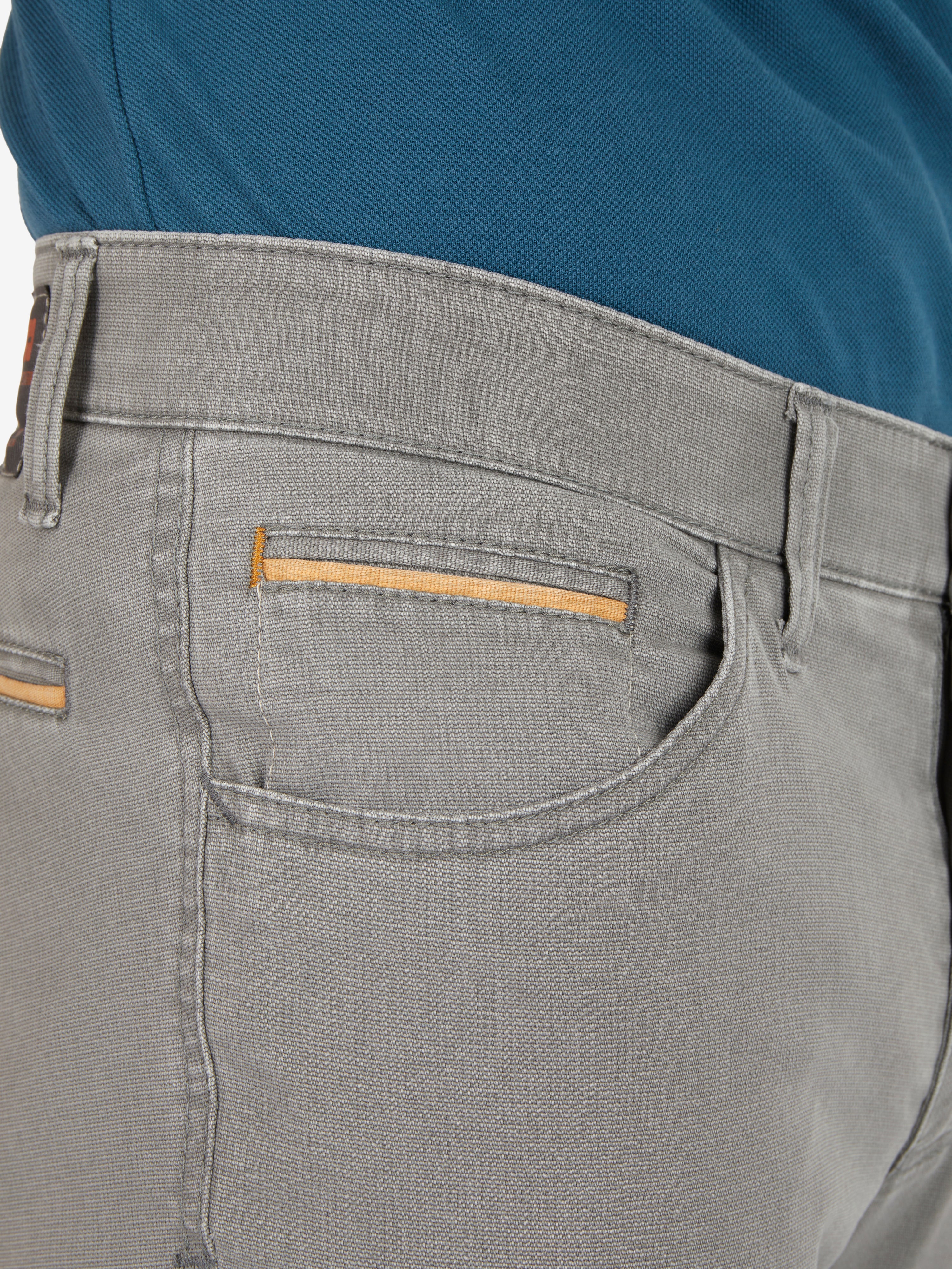 Nahaufnahme einer grauen, modifizierten 5-Pocket-Hose von Club of Comfort, mit elastischem Comfortbund, Hemdenstopper, kontrastfarbiger Münztasche, High Stretch Baumwolle in Mikrostruktur, perfekte Passform, Frühling/Sommer, in grau, made in Green by Oeko-Tex.