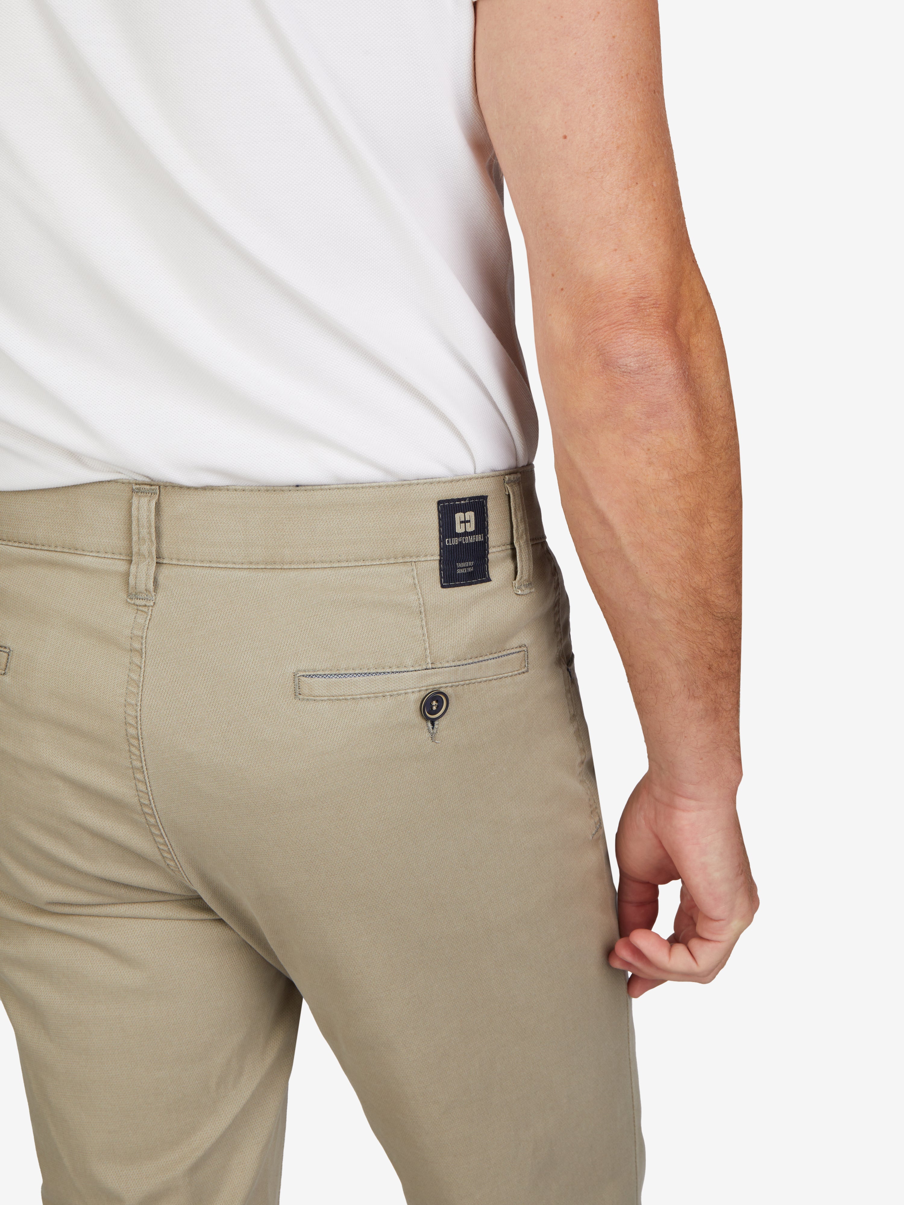 Nahaufnahme einer beige-grauen Baumwollhose vom Hersteller Club of Comfort, Modell MARVIN 7907, mit Swing-Pocket, elastischem Comfortbund, Hemdstopper und Kontrast-Münztasche, gefertigt aus hochelastischer High Stretch-Baumwolle, normaler Leibhöhe, schlankes Bein, im Frühjahr/Sommer-Stil.
