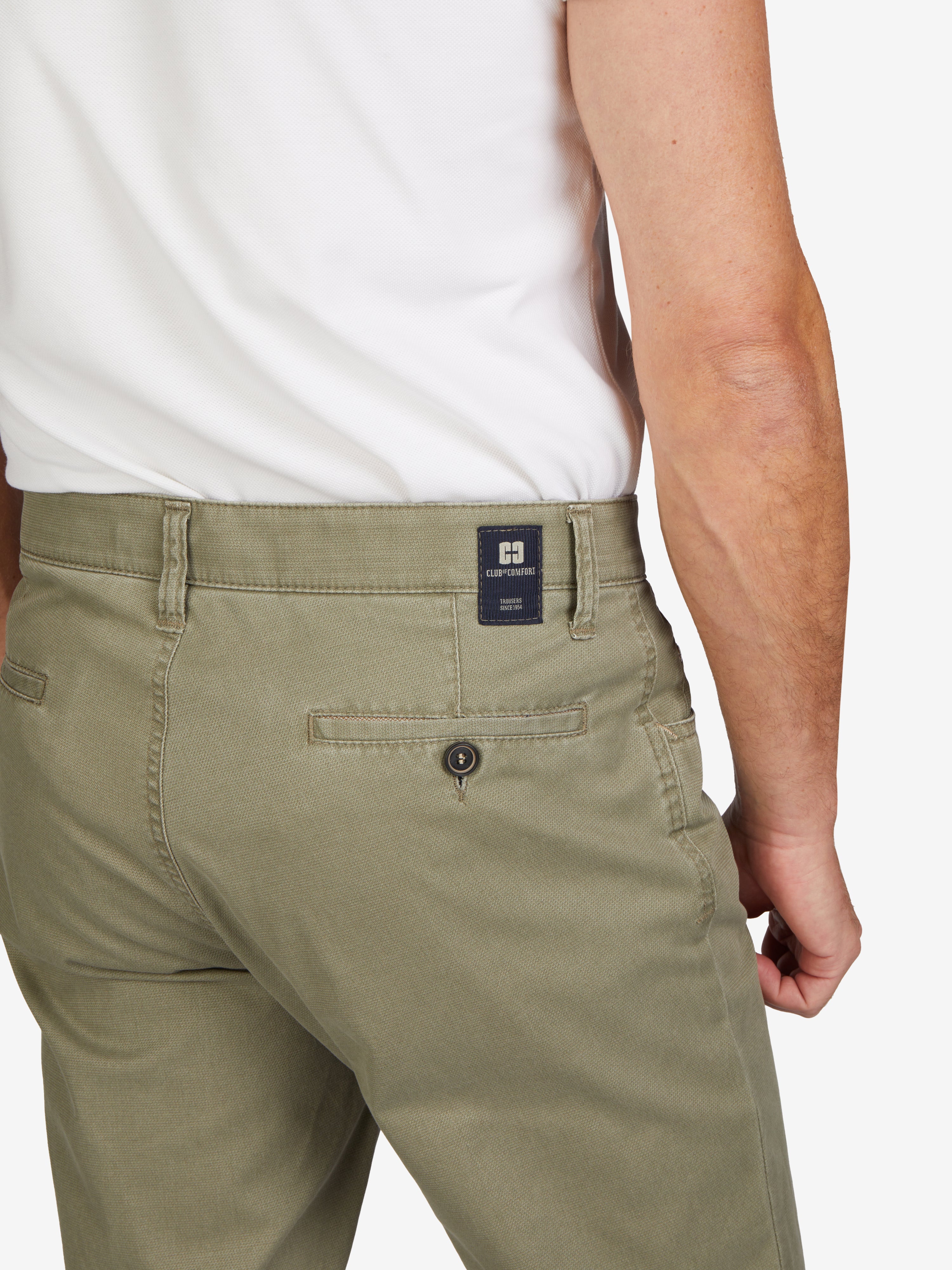 Hose in Khaki von Club of Comfort, Modell MARVIN 7907, mit elastischem Comfortbund, Swing-Pocket, Hemdstopper und Kontrast-Münztasche, aus hochelastischer High Stretch-Baumwolle mit Mikrostruktur, Regular Fit, normale Leibhöhe, schlankes Bein, waschbar, nachhaltiges Produkt, geeignet für Frühling/Sommer.