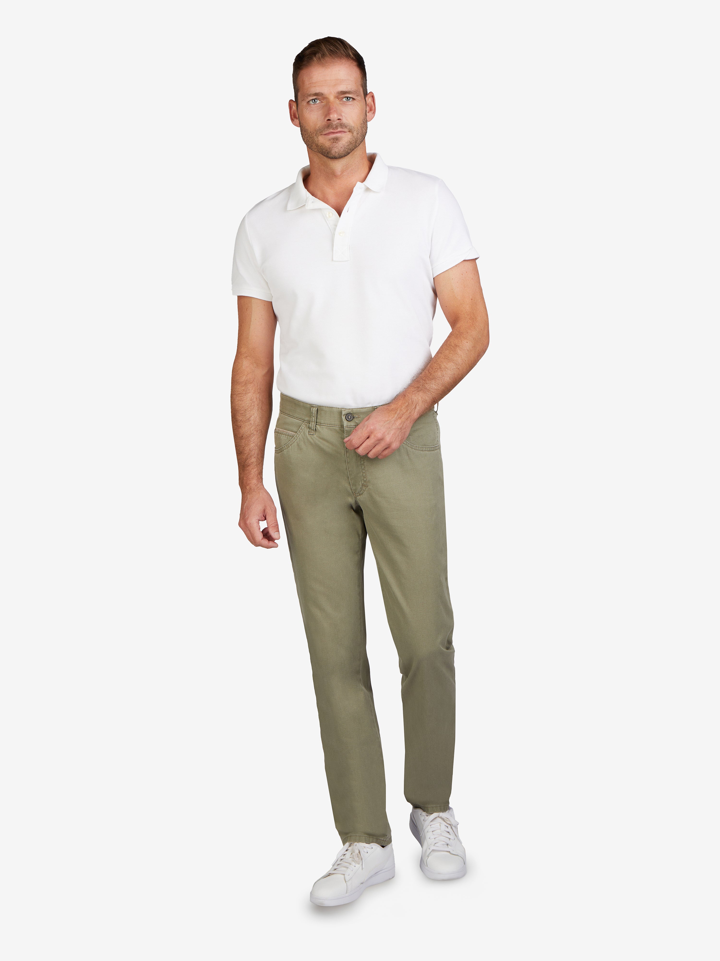 Männlicher модель trägt eine weiße Polo-Hemd und khakifarbene MARVIN 7907 Hose aus hochelastischer Baumwolle mit elastischem Komfortbund, Swing-Pocket mit Kontrast-Münztasche, Regular Fit, normale Leibhöhe, schlankes Bein, Waschbar, hergestellt von Club of Comfort, Frühling/Sommer, Farbfamilie grün.