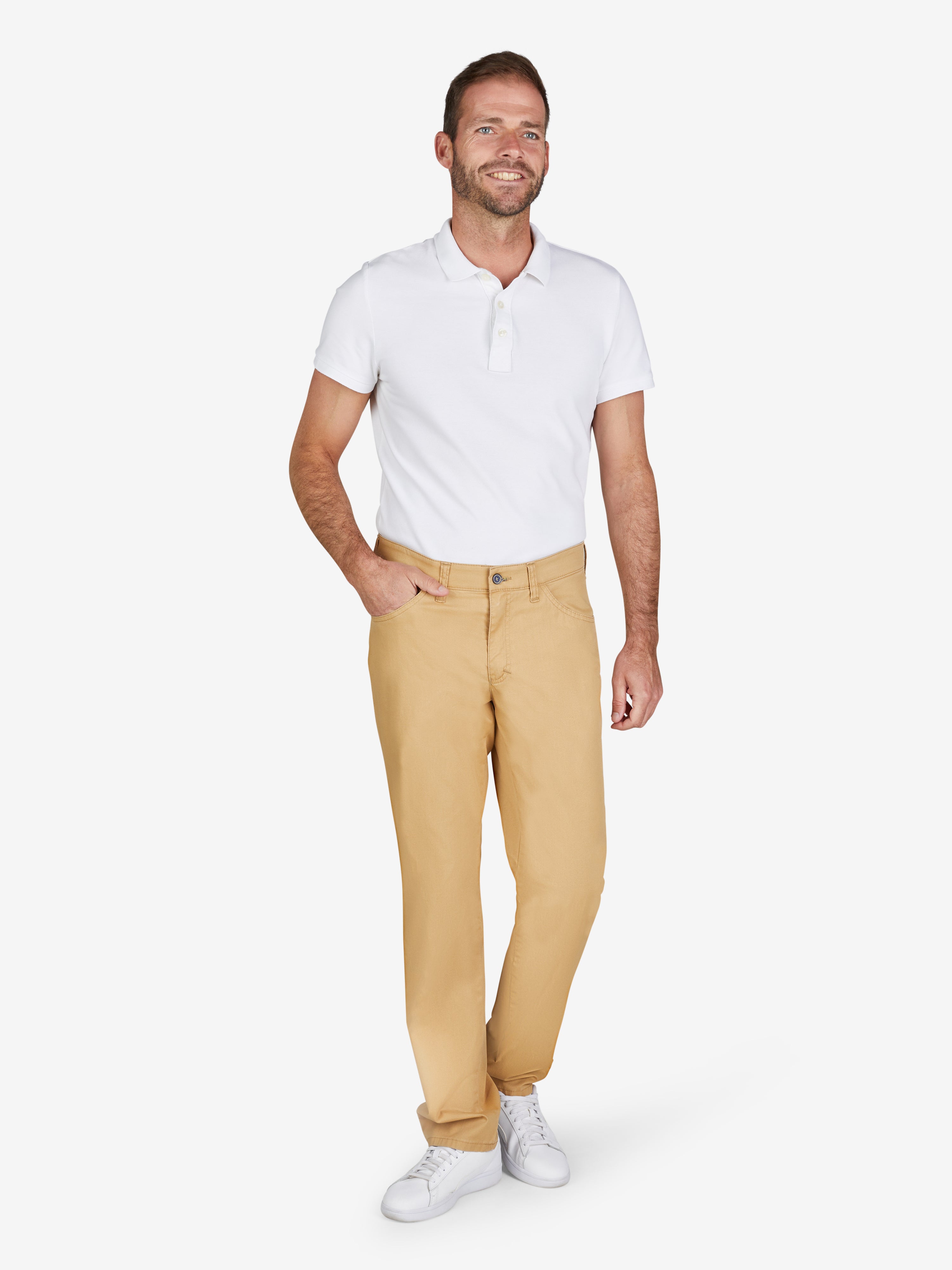 Mann trägt gelbe MARVIN 7907 Hose aus elastischer High Stretch-Baumwolle mit Komfortbund, Hemdstopper, modifizierte 5-Pocket, Regular Fit, schmalem Bein, in Frühlings/Sommer-Design.