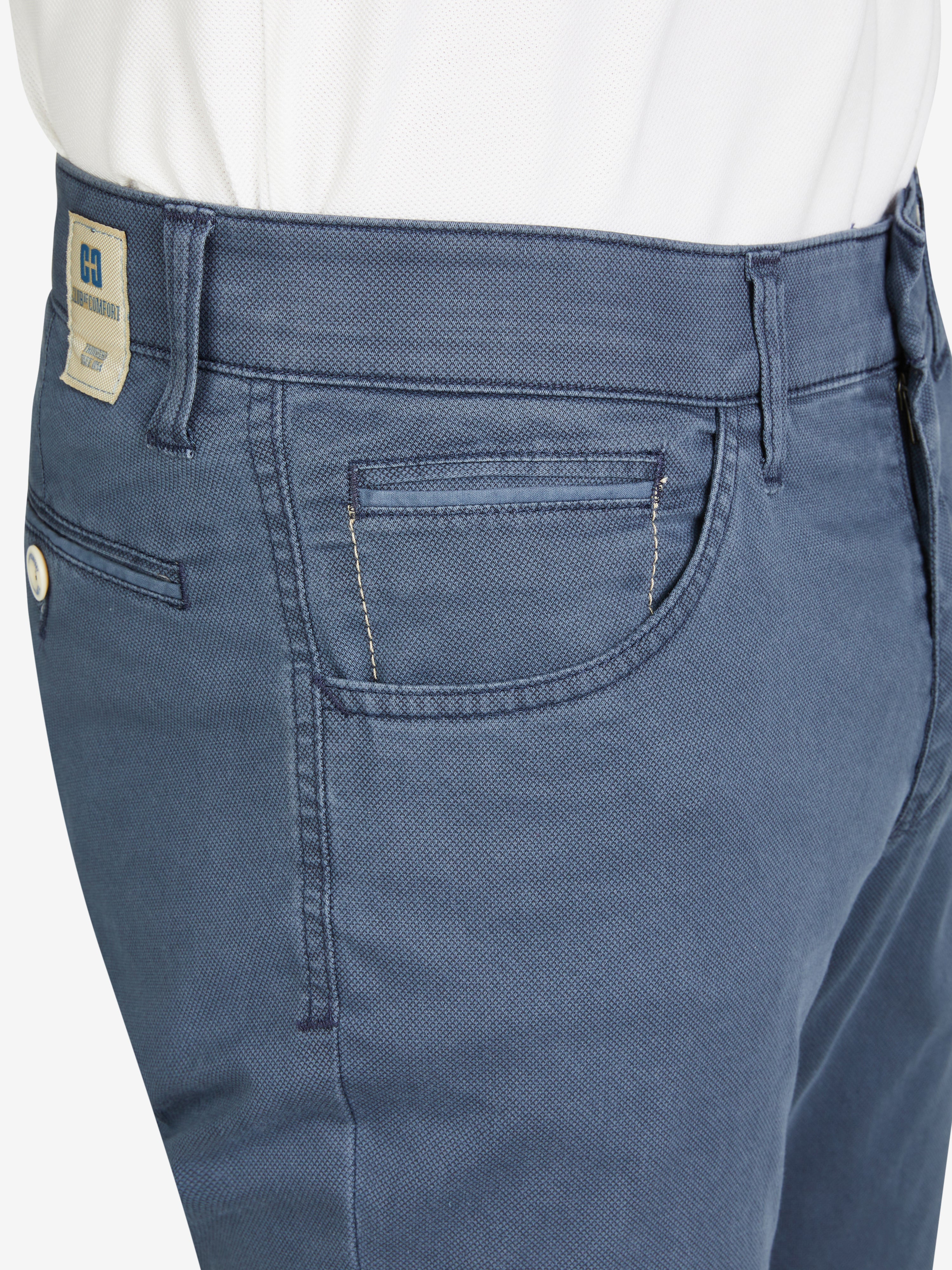 Blaue Hose MARVIN 8103 vom Hersteller Club of Comfort, aus elastischem Baumwoll-High-Stretch-Material mit Mikro-Print, Schmaler Schnitt, Swing-Pocket, elastischer Komfortbund, Hemdstopper, doppelt paspelierte Münztasche, Regular Fit, geeignet für Frühling/Sommer, mit dynamischem Druck und modifizierter 5-Pocket-Form.