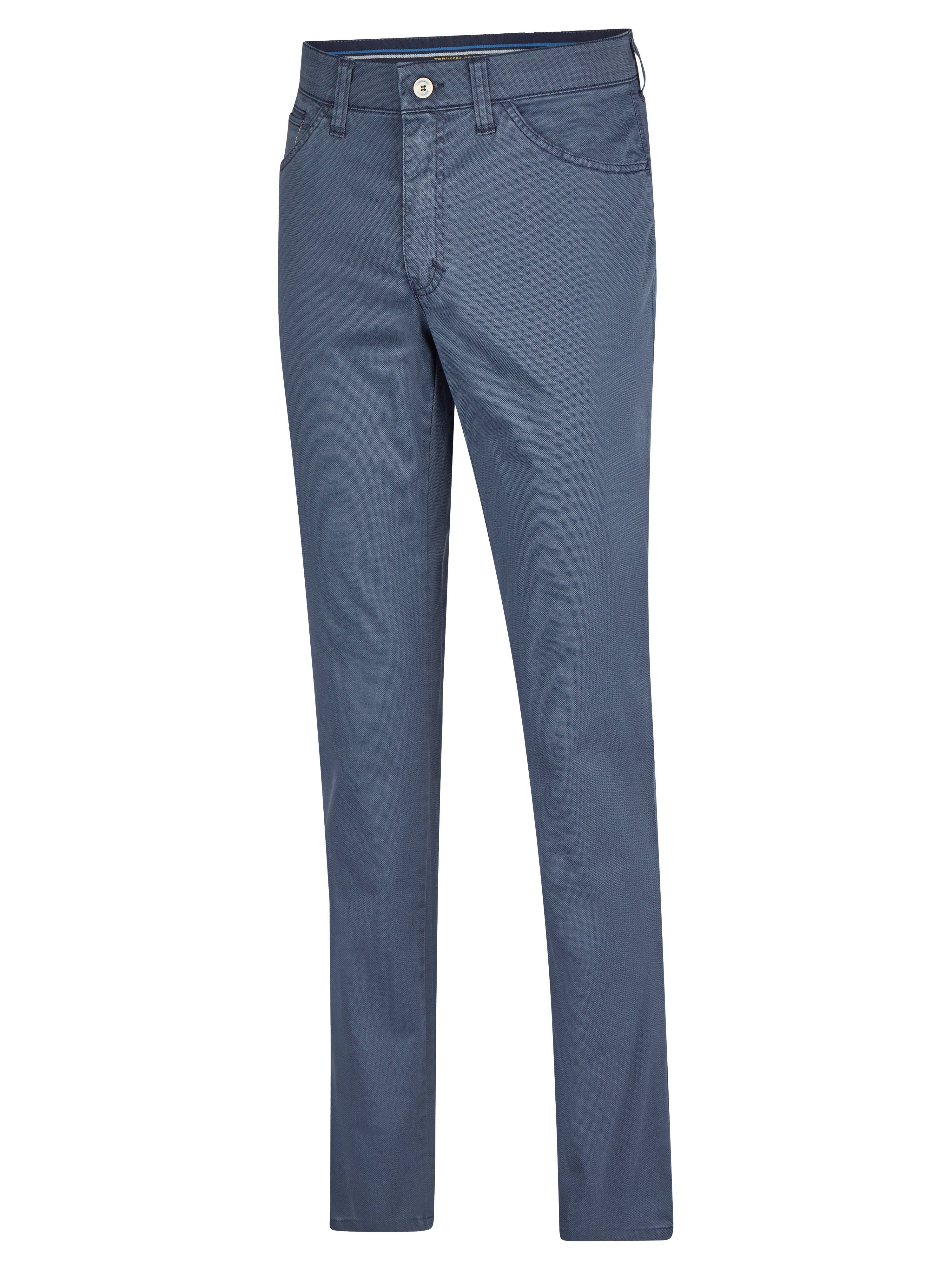 Blaue Herrenhose MARVIN 8103 von Club of Comfort mit elastischem Comfortbund, Hemdenstopper und doppelt paspelierter Münztasche. Aus leichtem Baumwoll-High-Stretch mit Mikro-Print, reguläre Leibhöhe, schlankes Bein, modifizierte 5-Pocket-Form, geeignet für Frühjahr/Sommer.