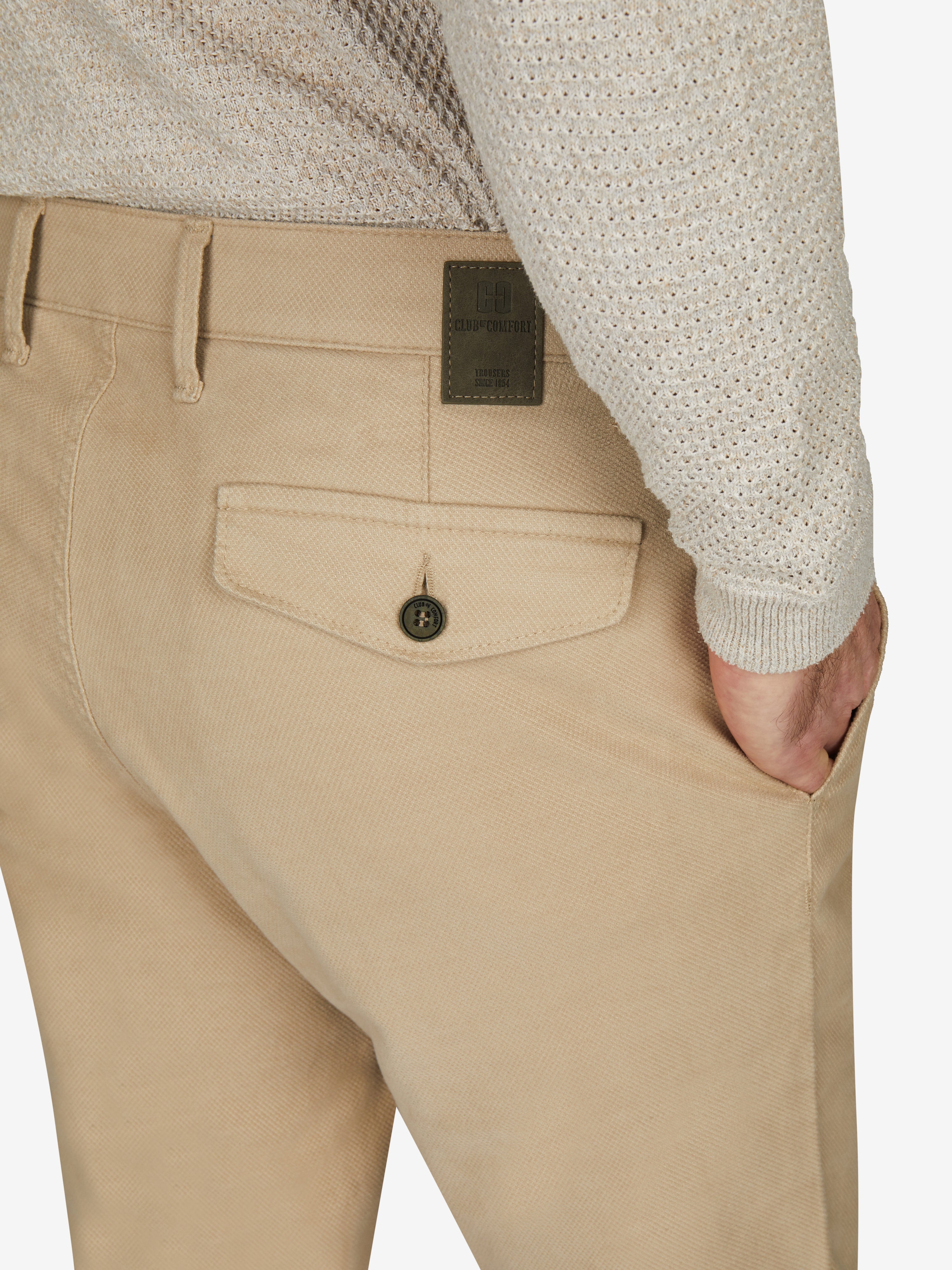 Bequeme hellbeige Chinohose im Tapered Fit mit elastischem Comfortbund, Hemdenstopper und High Stretch Baumwollstruktur, gefertigt von Club of Comfort, mit normaler Leibhöhe, Plus an Gesäß- und Oberschenkelweite, schmalem Beinverlauf, für Herbst/Winter, mit Made in Green by Oeko-Tex.