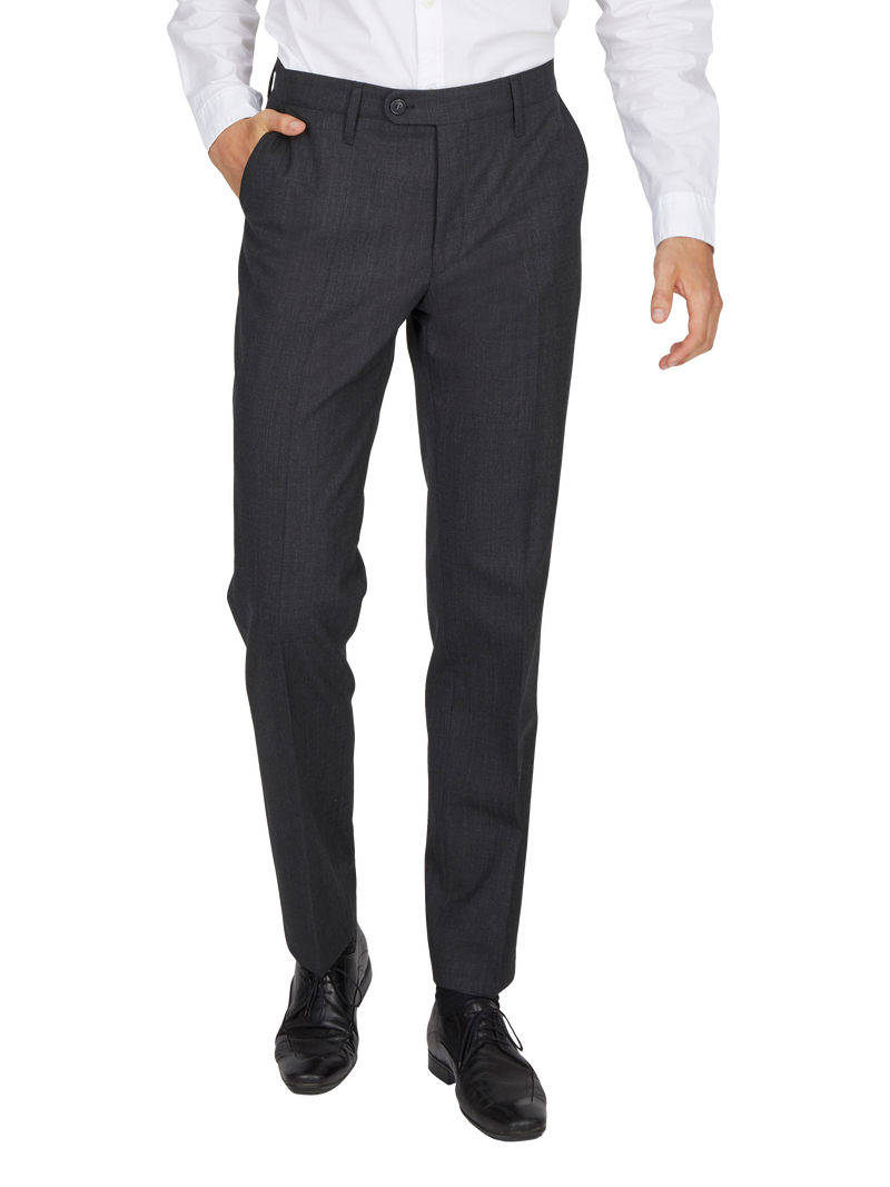 Nahaufnahme eines Mannes in dunklen, klassischen Anzugshosen und weißen Hemd, wobei seine rechte Hand in die Tasche gesteckt ist. Die Hose ist formell, passend für ein Business-Outfit, und die Schuhe sind schwarz.