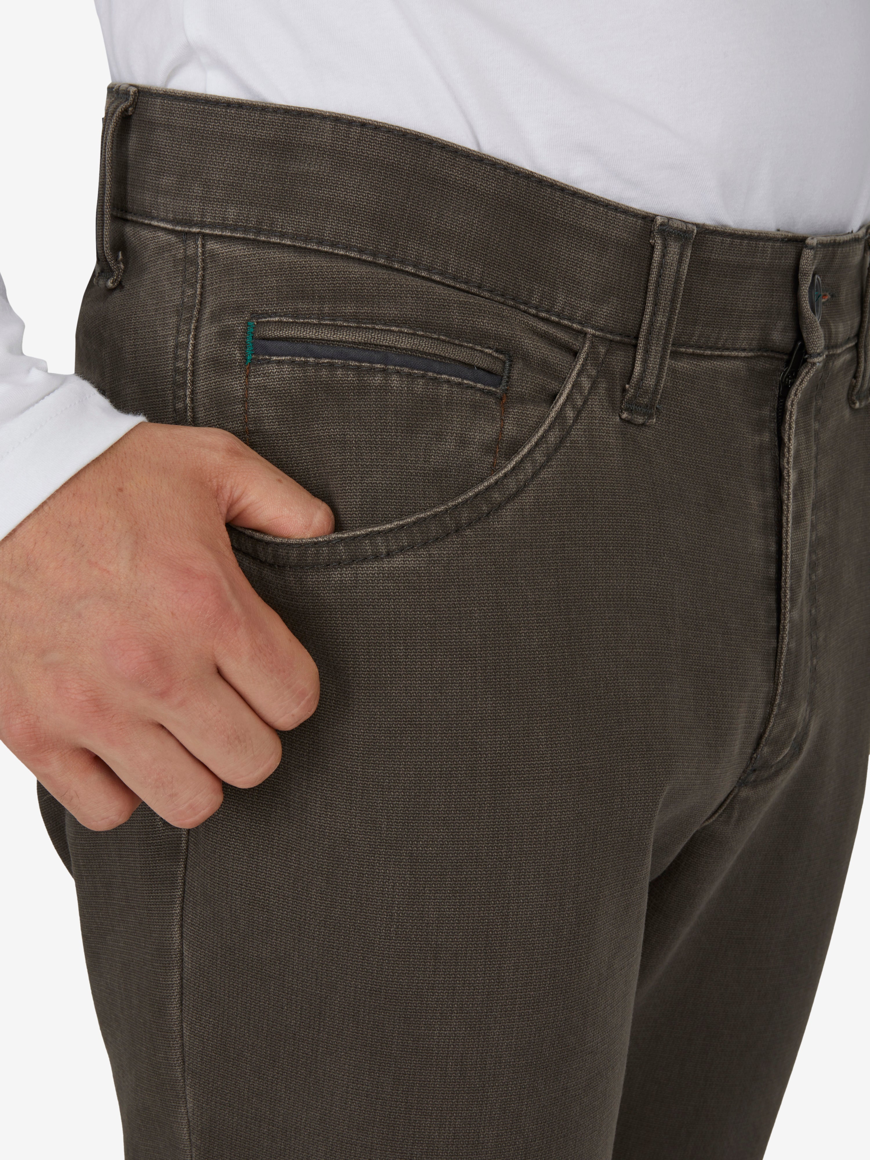 Hose "MARVIN 7218" in steingrau, mit elastischem Comfortbund, Hemdenstopper, doppelt paspelierter Münztasche, Slim Fit, aus Mikrostruktur-Baumwolle mit High Stretch, modifizierte 5-Pocket, hergestellt von Club of Comfort, Herbst/Winter, casual Look.