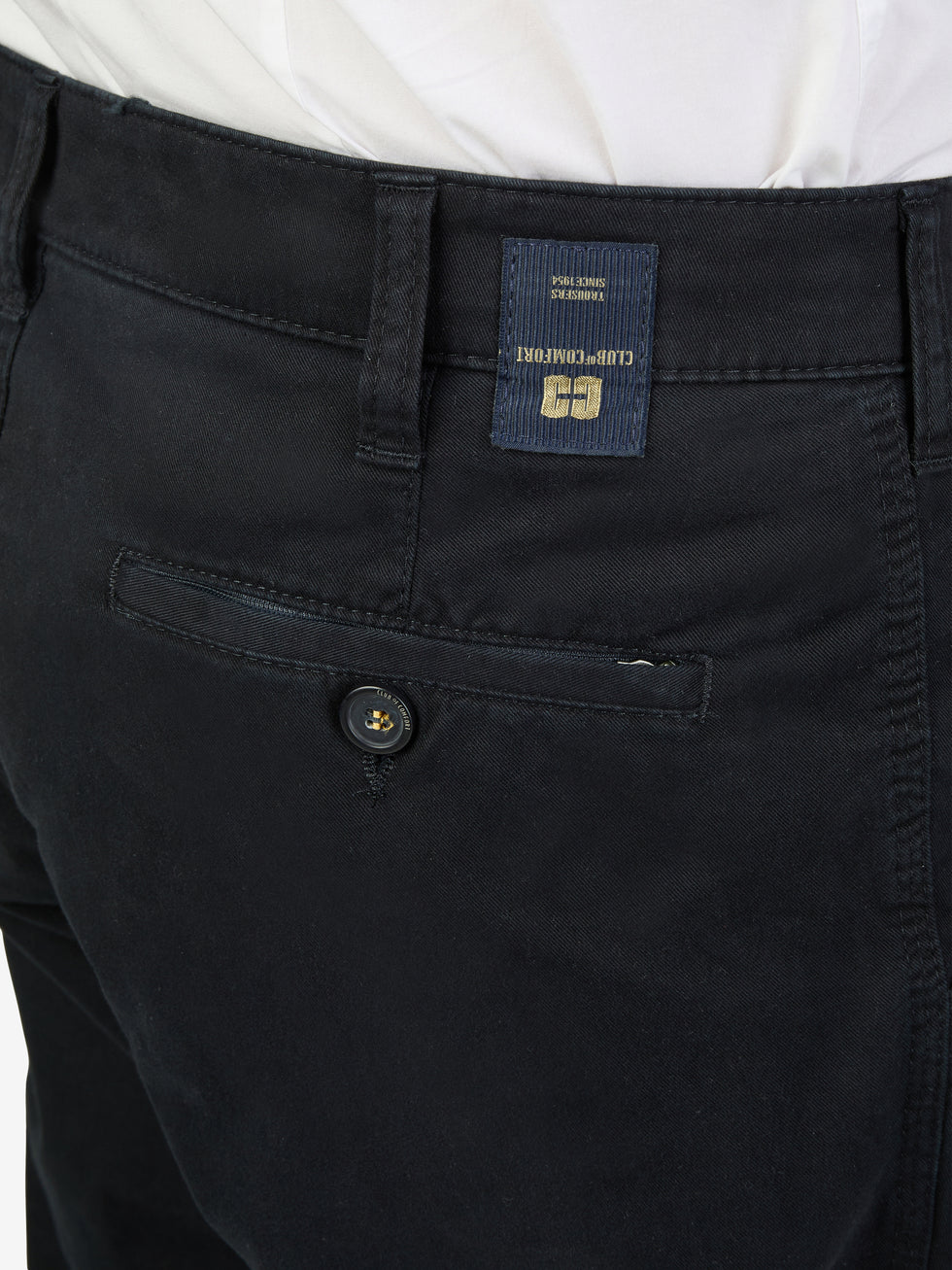 Dunkelblaue DENVER 4402 Flat Front-Hose von Club of Comfort, aus Baumwoll-High Stretch, mit elastischem Komfortbund, Hemdstopper, Safety-Reißverschlusstasche auf der rechten Rückseite, geradem Bein, normale Leibhöhe, geeignet für Ganzjahres, gepflegter Look mit legerem Touch.