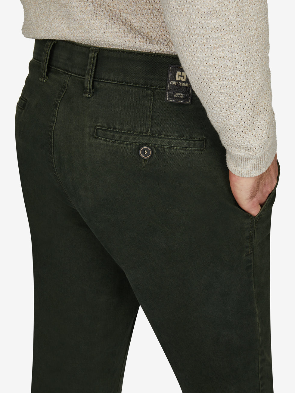 Nahaufnahme einer dunkelgrünen DENVER 7819 Flat Front-Hose aus Baumwoll-Gabardine mit High Stretch, elastischem Komfortbund, Hemdenstopper, geradem Bein und normaler Leibhöhe. Marke: Club of Comfort.