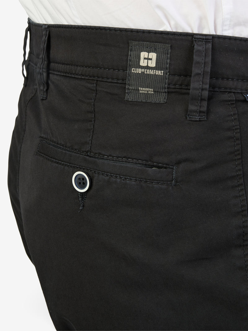 Naheaufnahme einer schwarzen Flat Front-Hose von Club of Comfort mit elastischem Komfortbund, Hemdstopper, sowie einer bei genauerem Hinsehen sichtbaren Rückentasche und Knopf. Das Produkt wurde aus hochwertiger Pima Cotton-Gewebe mit COLDBLACK-Ausrüstung gefertigt.