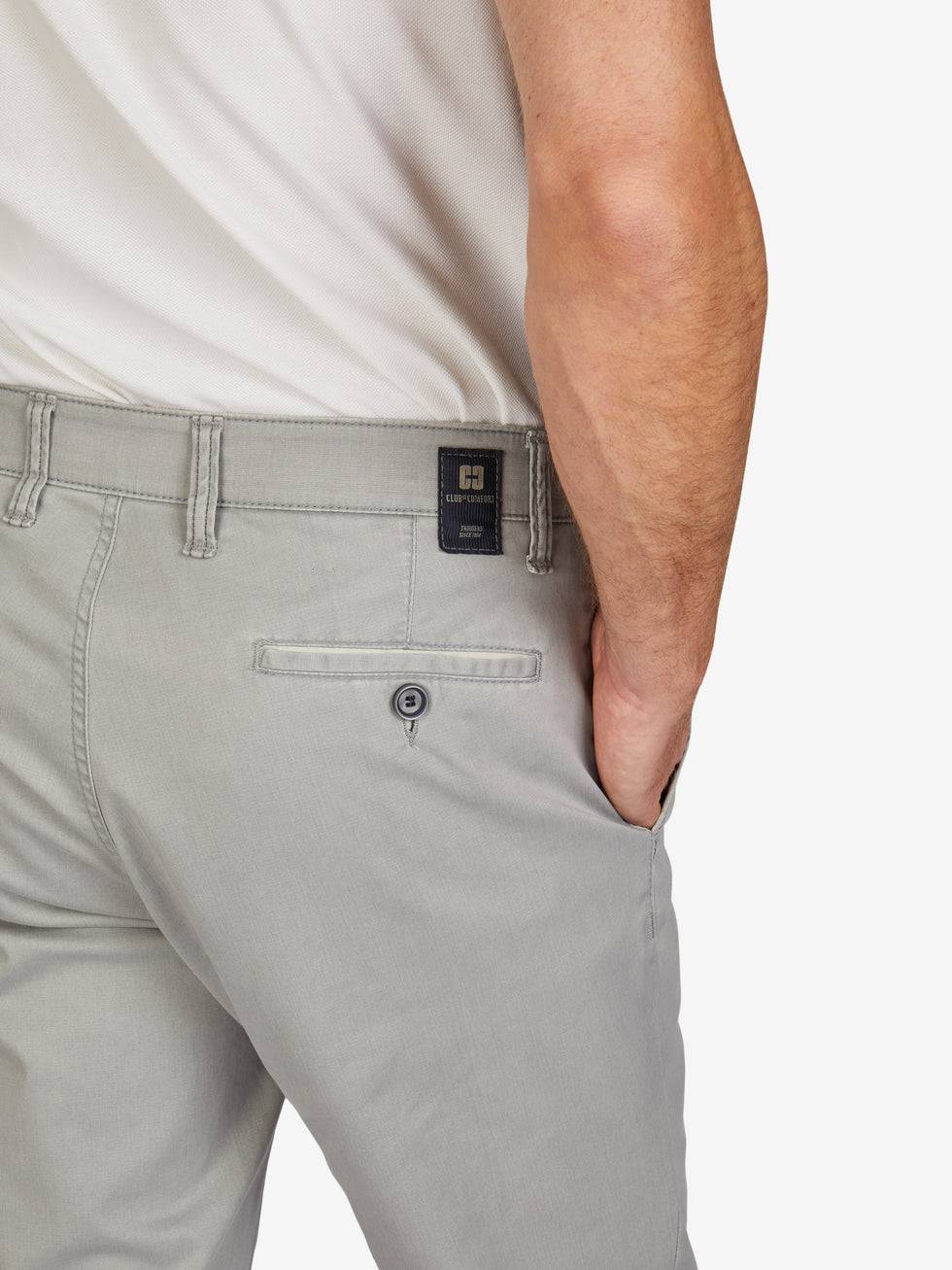 Nahaufnahme einer hellgrauen Chino-Flat-Front-Hose von GARVEY 6701, mit elastischem Komfortbund, Hemdenstopper, dezenten Kontrastdetails an Seiten- und Gesäßtaschen, gefertigt aus Baumwoll Broken-Twill mit High Stretch, ideal für Frühjahr/Sommer.