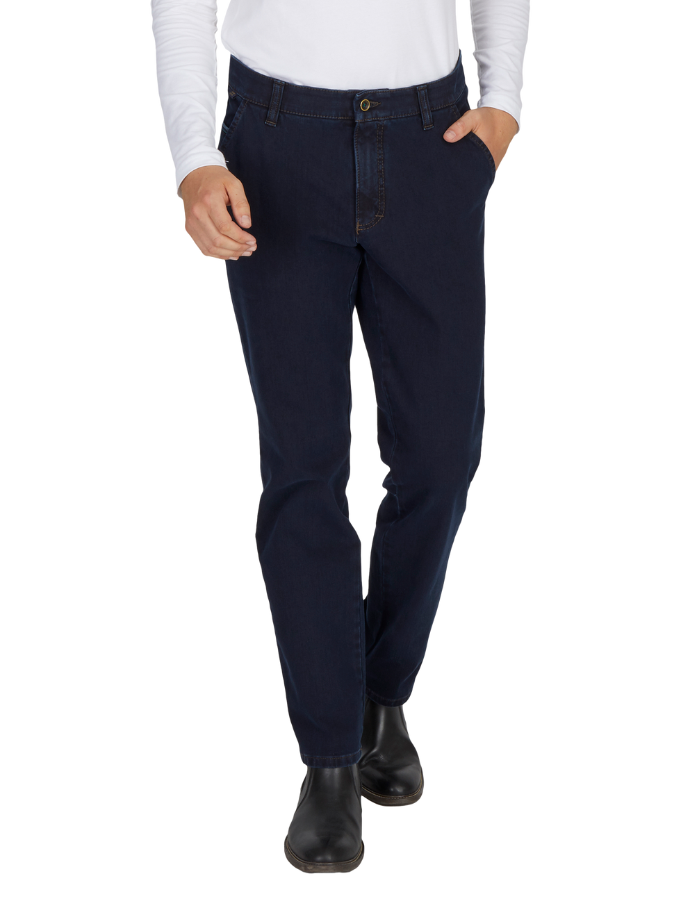 Der Bild zeigt eine Person in dunklen Jeans, die eine rechte Hand in die Hosentasche steckt und eine weiße, lange Ärmel-Hemd trägt. Die Person trägt schwarze Schuhe.