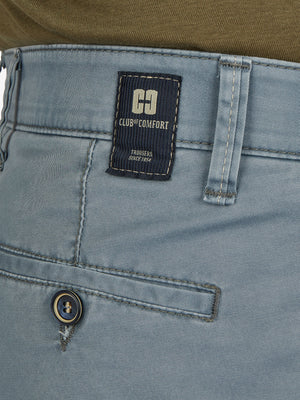 Nahaufnahme einer rauchblauen Flat Front-Hose von Club of Comfort mit elastischem Komfortbund, Hemdenstopper, Gürtel-Schlaufe, eingearbeiteter Tasche und Markenlabel.