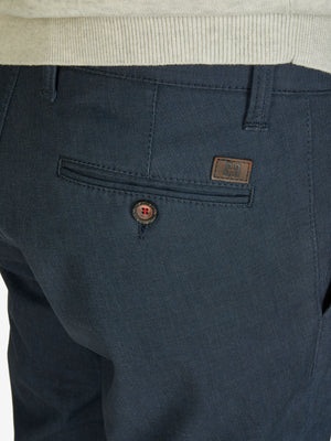 Nahaufnahme einer GARVEY 7827 marine-melange Flat Front-Hose aus Baumwolle mit Thermolite-Wärmeisolierung, elastischem Komfortbund, Hemdenstopper, Regular Fit und schmaler Fußweite, hergestellt von Club of Comfort.