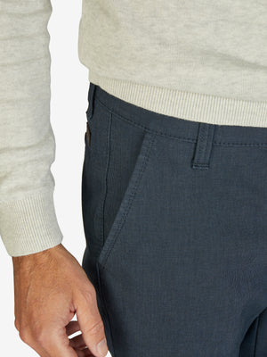 Blick auf eine GARVEY 7827 Marine-Melange Flat Front-Hose mit elastischem Komfortbund, Hemdenstopper und schmaler Fußweite, gefertigt aus Baumwoll-Stretch mit Thermolite-Wärmeisolierung, in blauem Farbton, ideale Herbst-Winter-Hose für Regular Fit.