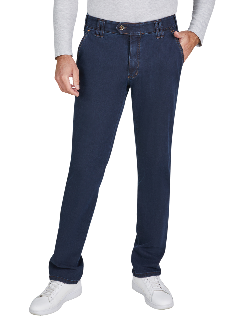 Herrenhose aus dunklem Denim mit geradem Schnitt, fünf Gürtelschlaufen, Reißverschluss und Knopf im Bund, Seitentaschen, die Person trägt weiße Sneaker und eine graue Jacke.