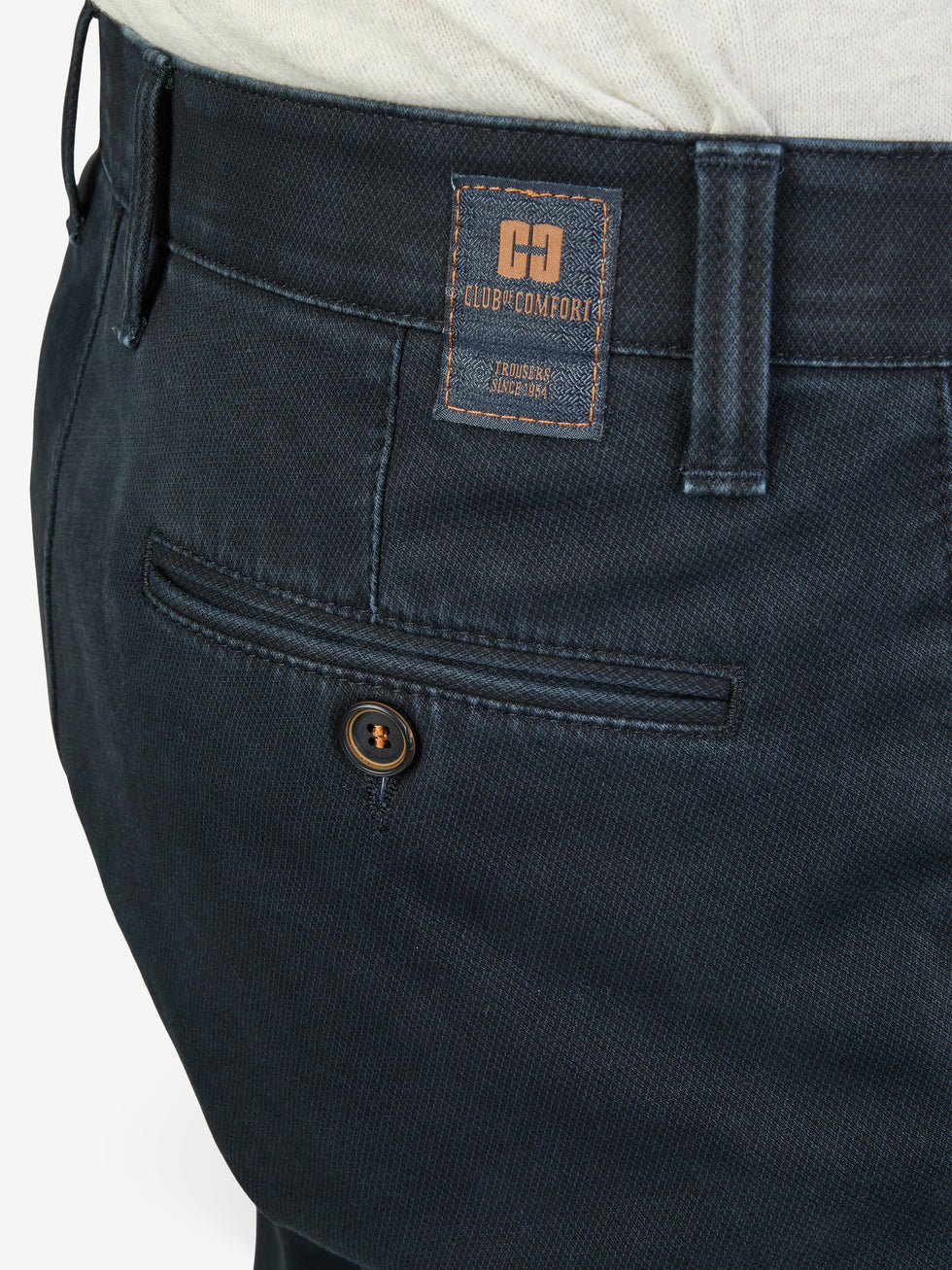 Dunkelblaue GARVEY 8025 Flat Front-Hose mit elastischem Komfortbund und Hemdenstopper. Hochwertiges High Stretch Baumwoll-Gewebe mit Thermolite-Wärmeisolierung. Schmaler Beinverlauf, normale Leibhöhe, hergestellt von Club of Comfort.