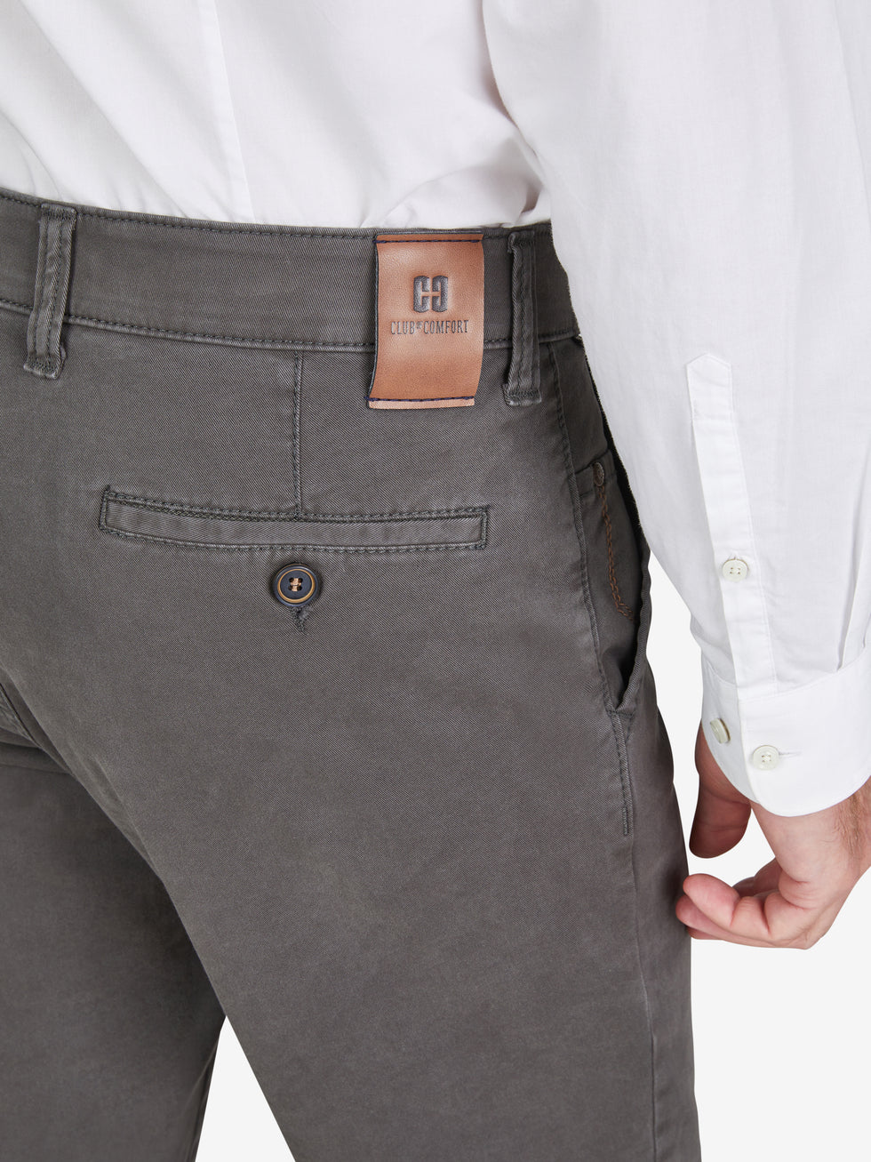Nahaufnahme einer grauen GARVEY 8070 Flat Front-Hose mit elastischem Komfortbund, Hemdstopper und Safety-Pocket, getragen von einer Person in weißem Hemd.