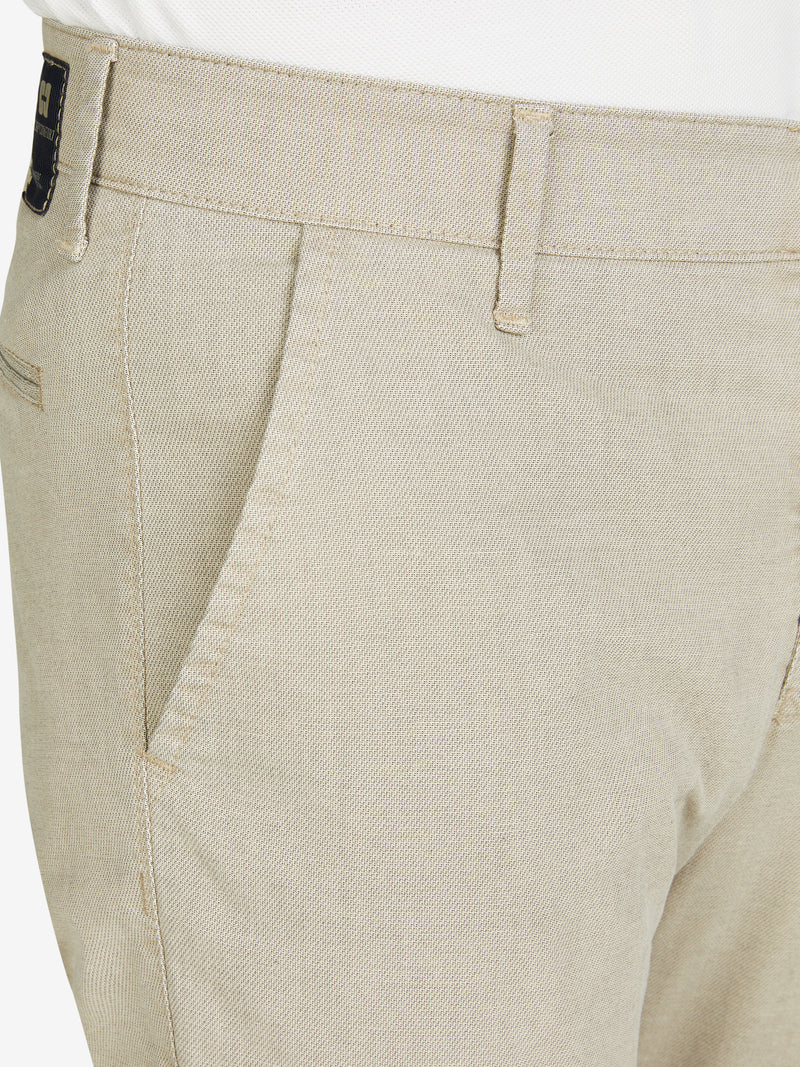 Nahaufnahme einer beigen GARVEY 8108 Flat Front-Hose mit elastischem Komfortbund, aus High Stretch Baumwolle, normaler Leibhöhe, schmaler Fußweite, made in Green by Oeko-Tex, geeignet für Frühjahr/Sommer.