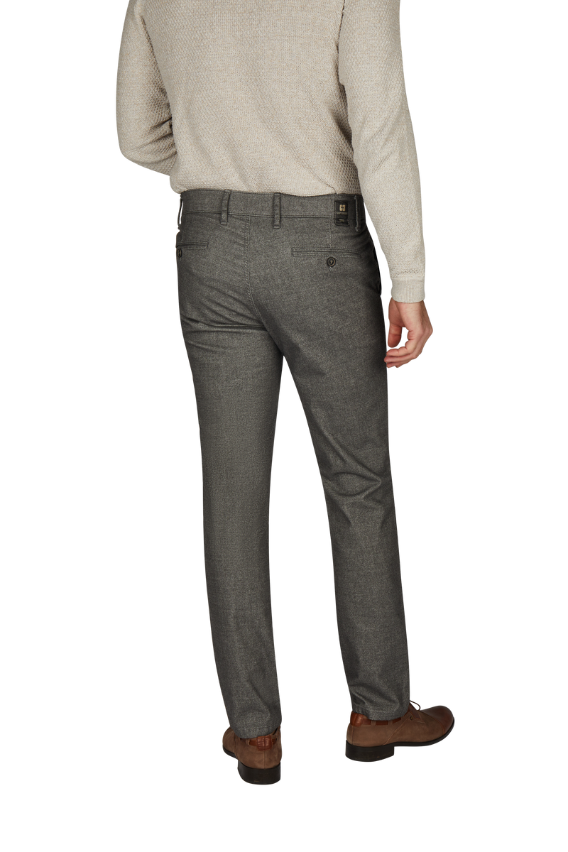 Produktbild einer grauen GARVEY Flat Front-Hose, hergestellt von Club of Comfort. Die Hose hat eine normale Leibhöhe, elastischen Komfortbund, Hemdstopper und schmalere Fußweite für einen schlankeren Beinverlauf. Gefertigt aus Baumwoll-Struktur-Mischgewebe mit Woll-Optik und Melange-Garn, geeignet für Herbst/Winter, mit Stretch und Standard 100 Oeko-Tex.