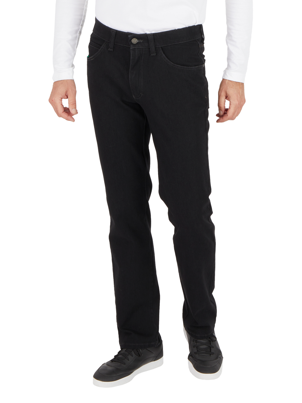 Bauchbedeckter Mann trägt schwarze Jeans, eine weiße lange Ärmel-T-SHirt, schwarze Schuhe mit weißen Sohlen, steht aufrecht, Hände locker an den Seiten.