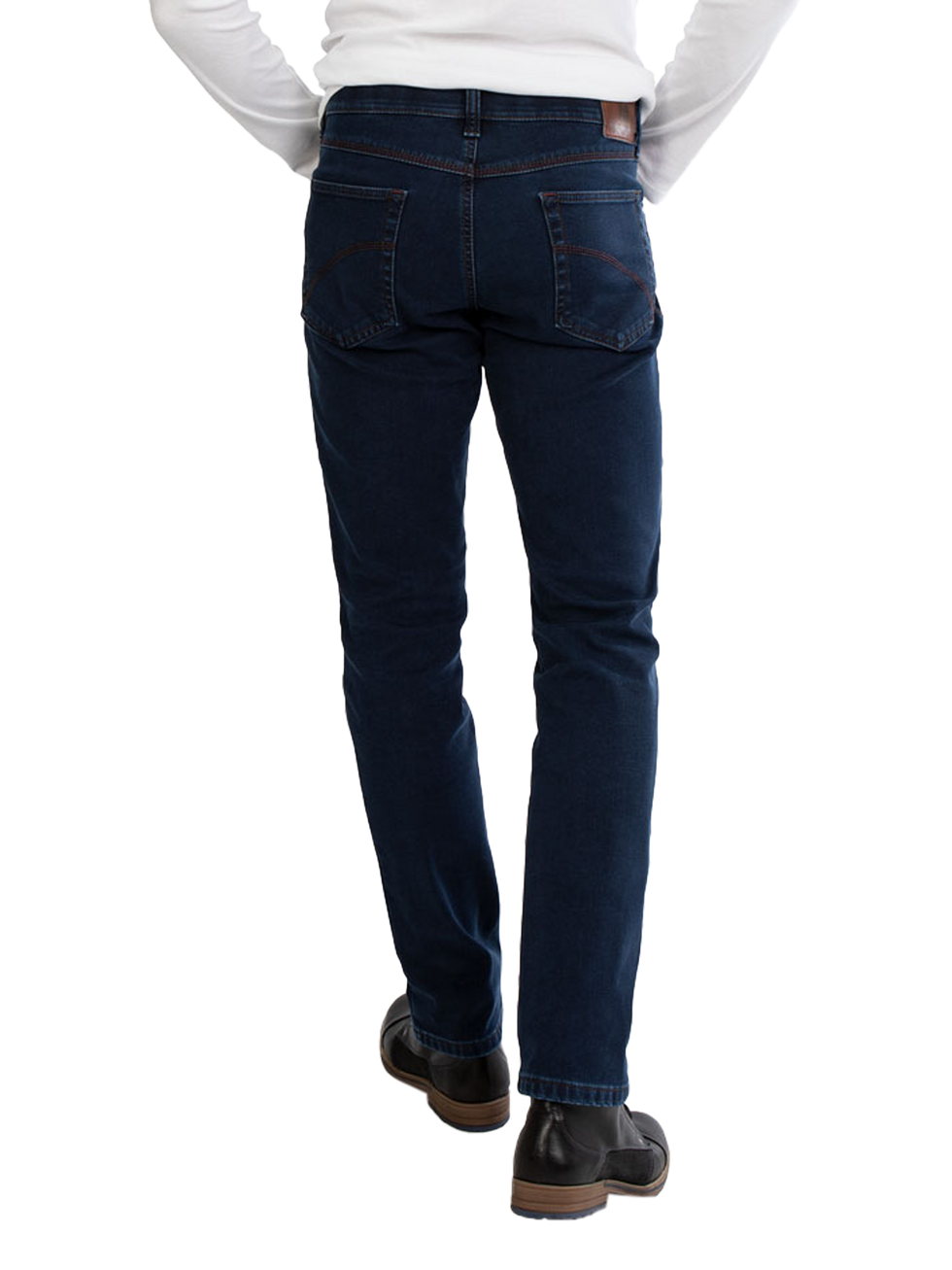 Blick auf die Rückseite eines Mannes, der dunkle Jeans trägt, die eng sitzen und an den Hüften sowie den Beinen gut passen. Er trägt einen weißen Pullover und schwarze Schuhe.