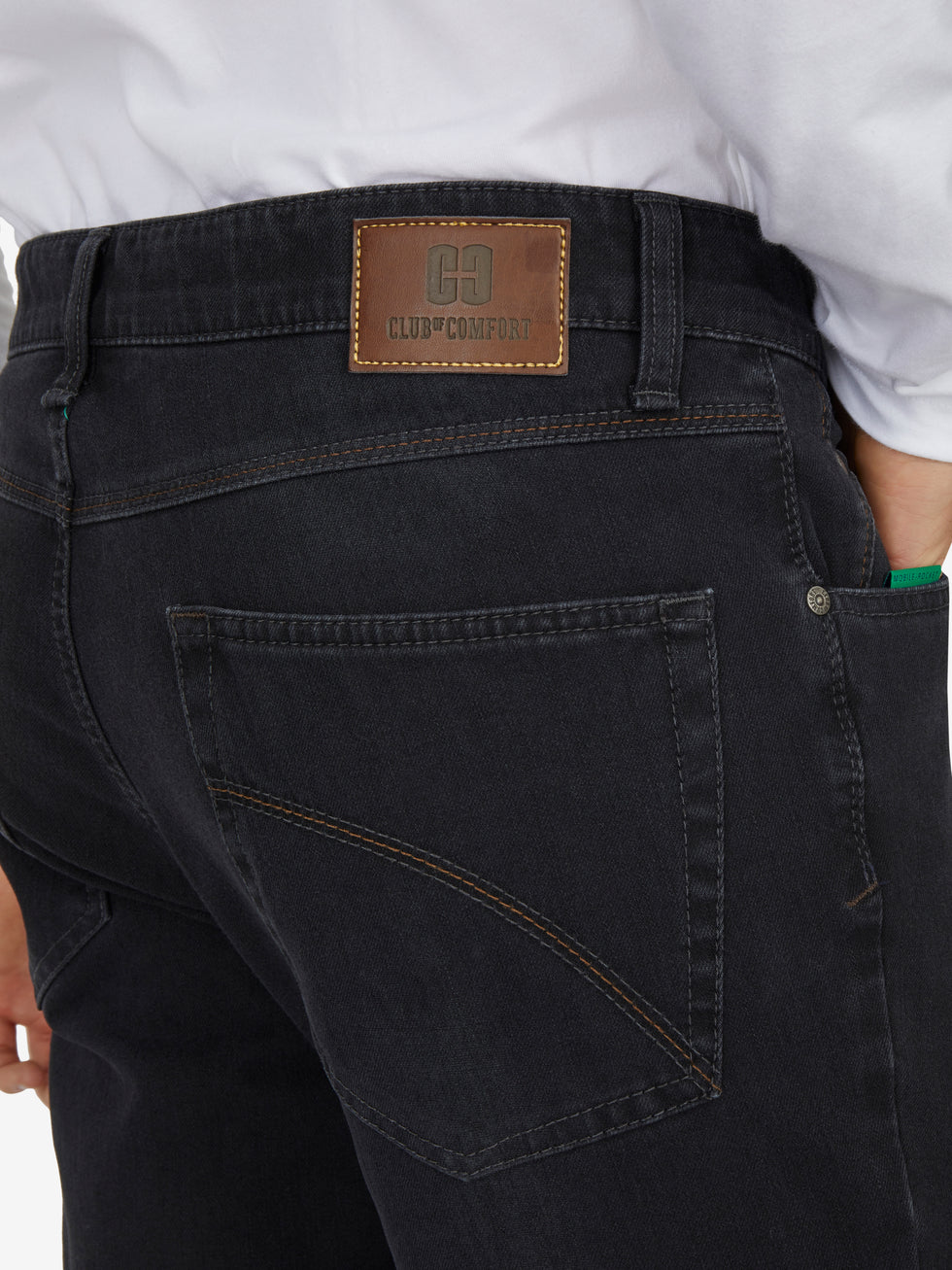 Nahaufnahme einer schwarzen 5-Pocket-Hose von Club of Comfort in anthrazit, mit elastischem Doppelstoffbund, Hemdstopper und separater "Mobile Pocket" in der rechten Fronttasche, aus superelastischem Bi-Stretch-Denim mit Lycra dual-FX® Technologie, regulärer Leibhöhe, schmalem Bein und Hohe Elastizität.