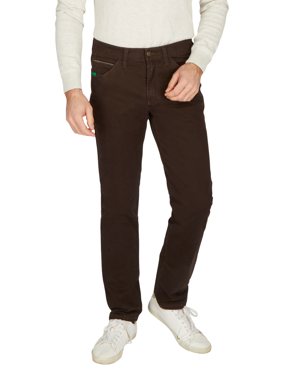 Elegante braune Herrenhose aus Baumwolle, mit Gürtelschlaufen, seitlichen Einschubtaschen und Gürtelschlaufen, kombiniert mit weißen Sneakers und einem hellen Pullover, Frontansicht.