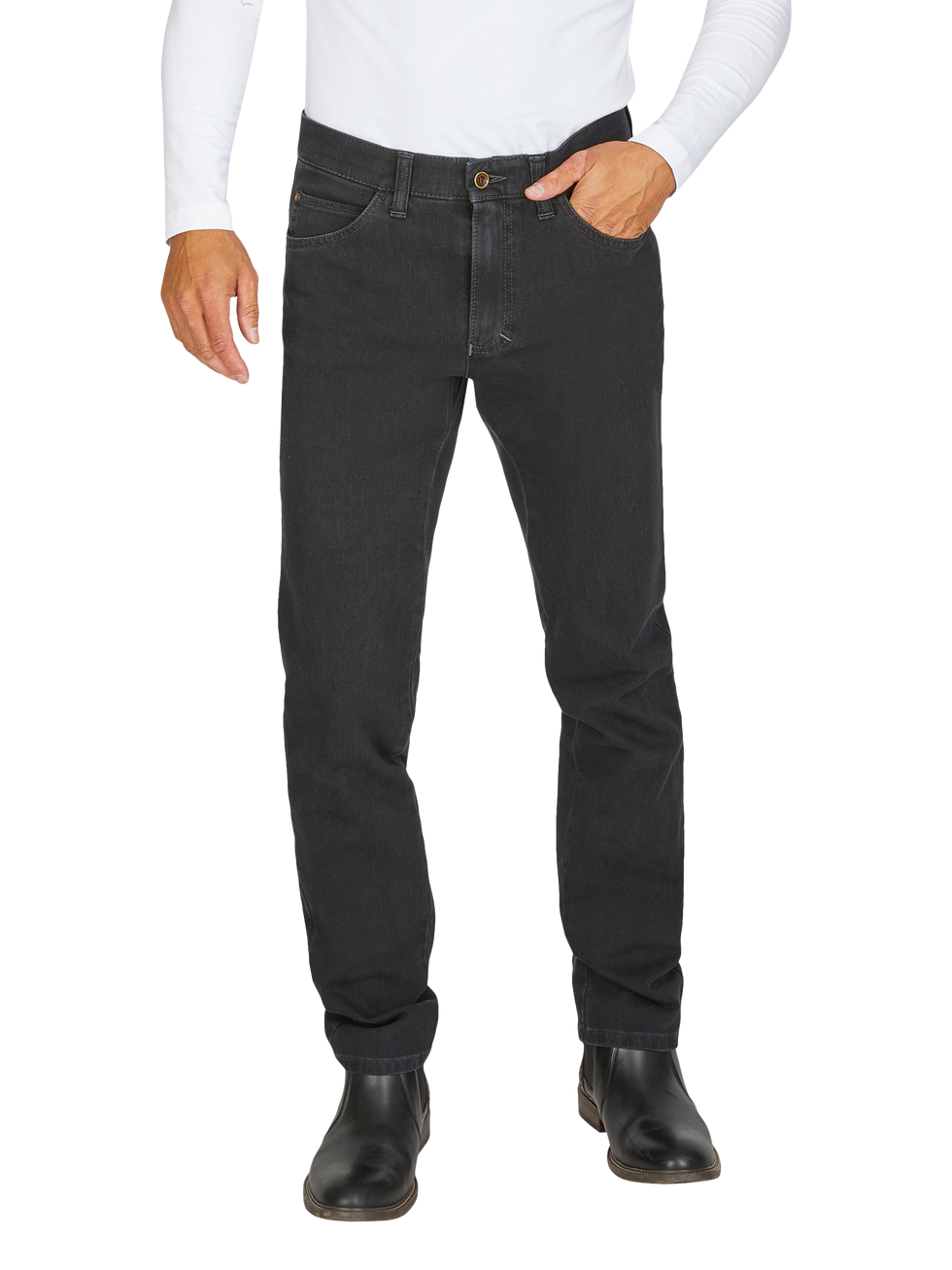 Herren trägt schwarze Jeans, hüfthoch sitzend, mit Gürtel, in einer leicht geraden Passform. Die Jeans hat sichtbare Nähte und eine typische Fünf-Taschen-Anordnung. Er kombiniert sie mit schwarzen Stiefeln und einem weißen, langärmeligen Oberteil.