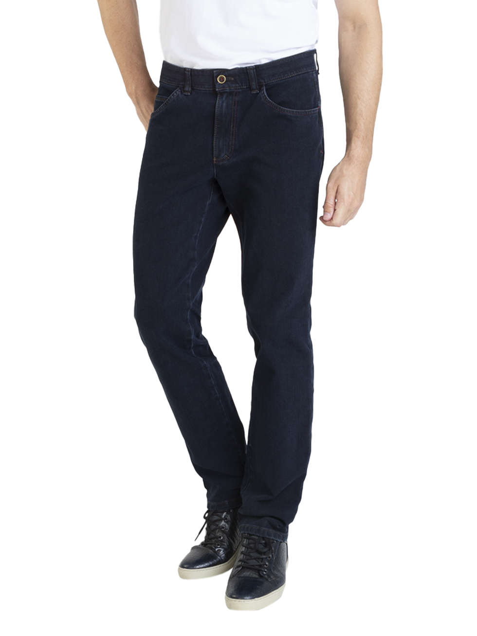 Herrenhose aus dunklem Jeansstoff, mit sechs Gürtelschlaufen, einem Reißverschluss und Knopfverschluss, zwei seitlichen Eingrifftaschen, Paspolierungen hinten, und schwarzen Schnürschuhen, getragen von einer Person in weißen T-Shirt.
