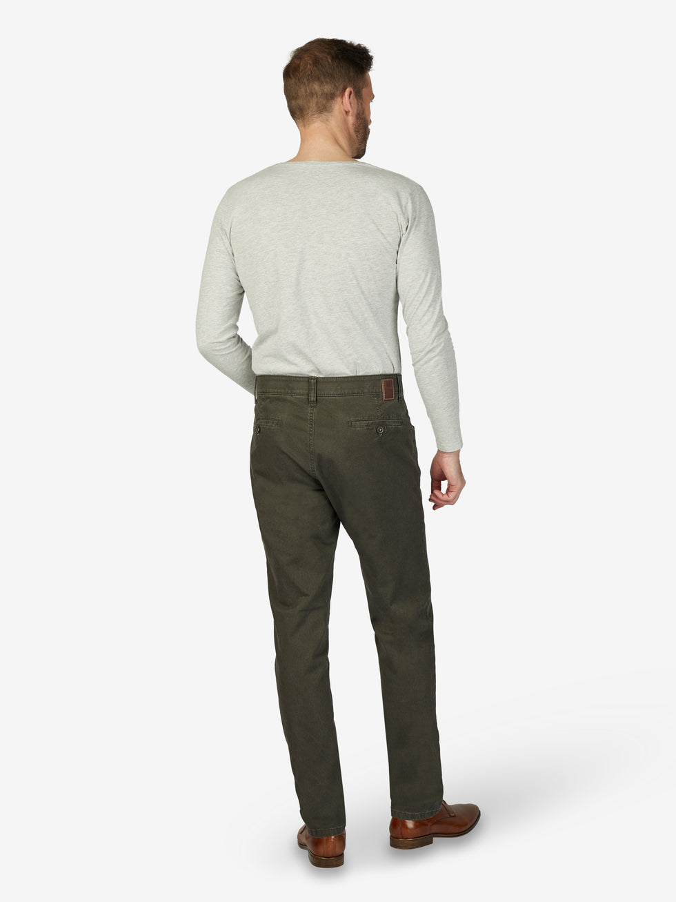 Schwarze Hose MARVIN 7611 in steingrau mit elastischem Comfortbund, Hemdstopper und Münztasche mit Kontrast, gefertigt aus hochelastischer Baumwolle mit strukturisiertem Stoff, getragen von einem Mann mit braunen Schuhen, Rückenansicht.