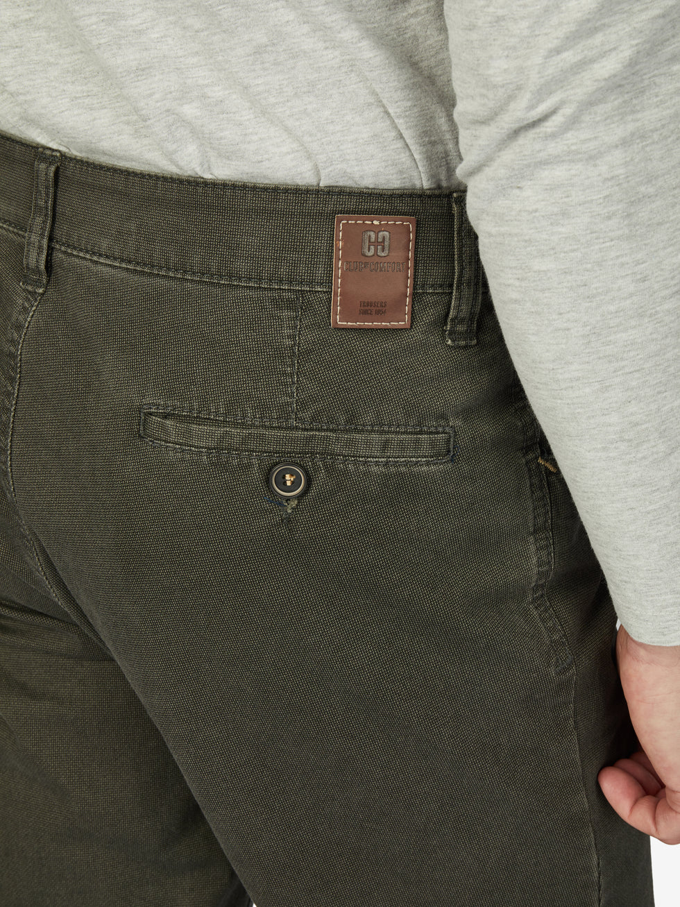 Hose MARVIN 7611 in Steingrau, mit elastischem Comfortbund, Hemdstopper, Swing-Pocket, Münztasche mit Kontrast, aus hochelastischer Baumwolle mit maskulinem Struktur-Print, regular fit, normaler Leibhöhe, schlankes Bein, hergestellt von Club of Comfort, ideal für Herbst/Winter.