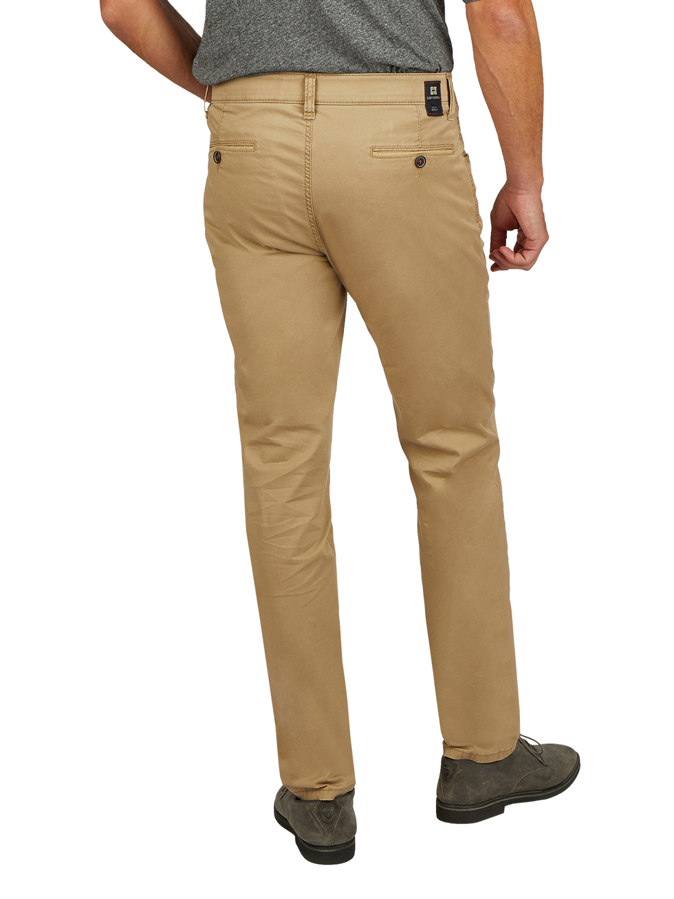 Blick auf die Rückseite einer Person, die beige Chino-Hosen trägt, die leicht sitzen. Die Person steht aufrecht, eine Hand ist an der Seite, die andere ist am Rücken. Die Hosen haben Gürtelschlaufen, eine kleine schwarze Label am Bund und zwei eingearbeitete Gesäßtaschen. Die Schuhe sind dunkel, und die Person trägt ein graues Oberteil.