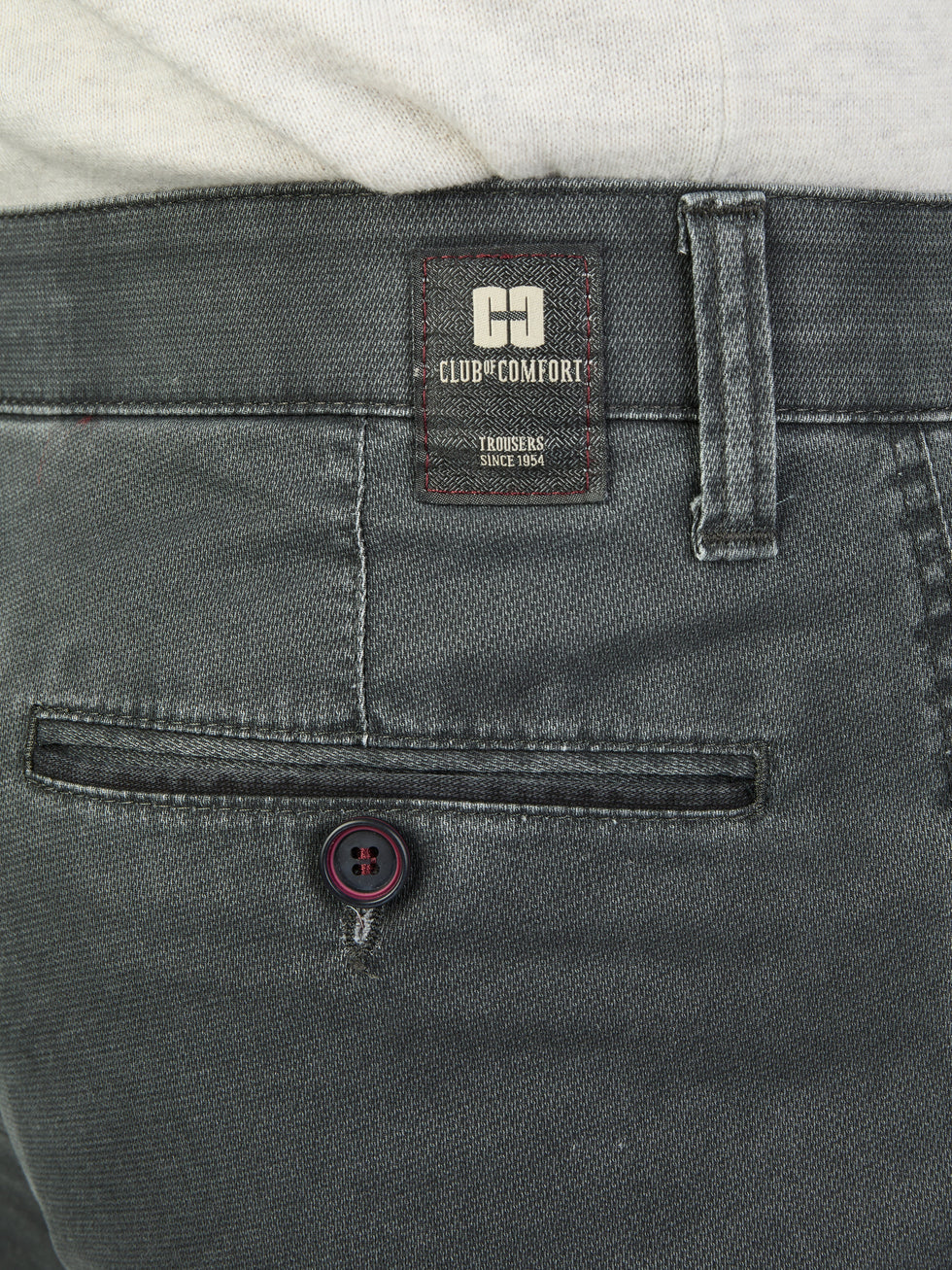 Hose in Grau von Club of Comfort, Modell MARVIN 8025, mit elastischem Comfortbund, Hemdstopper und doppelter Paspel-Münztasche, aus High Stretch Baumwolle mit Thermolite-Wärmeisolierung, Regular Fit und modifizierter 5-Pocket-Form, für Herbst/Winter.