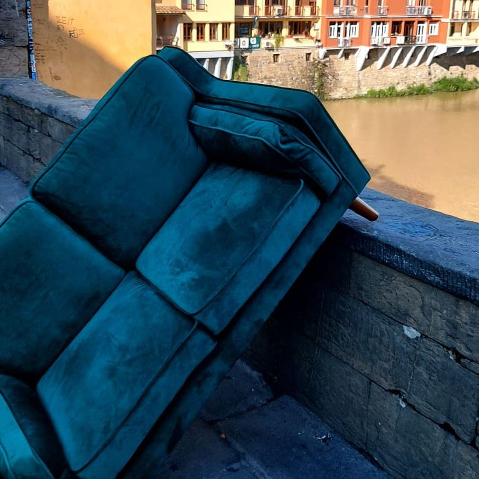 Grünes Club of Comfort Sofa aus Samtstoff in Smaragdgrün, 2-Sitzer, mit Eichenholzfüßen, Maße: 150 cm Breite, 85 cm Höhe, 83 cm Tiefe, Sitzhöhe 39 cm, Armlehnen 58 cm, Kissen 63 x 46 cm, Schulterpolster 11 cm, Wellenfederung, elastische Gurtbänder, max. Belastung 150 kg pro Person.