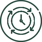 Ein schwarzer Wecker mit weißen Ziffern und Zeigern steht auf einem weißen Tisch, zeigt circa 7:00 Uhr, vor einem hellen Hintergrund.