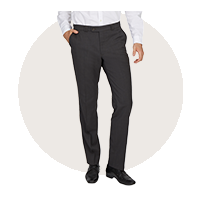 Ein Mann trägt schwarze Businesshose, weißes Hemd, schwarzen Gürtel und schwarze Schuhe.