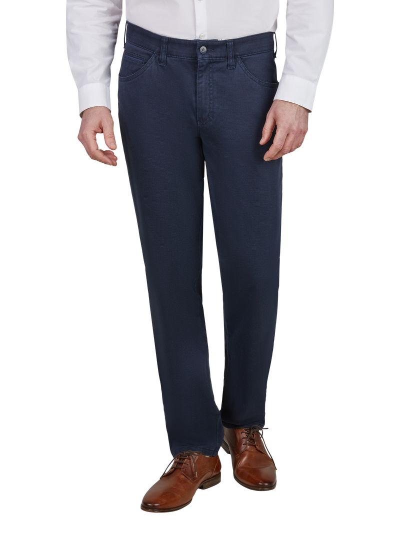 Ein Mann trägt dunkelblaue Jeans, ein weißes langärmeliges Hemd und braune Lederschuhe. Das Bild zeigt nur den unteren Teil des Körpers, von Hüfte bis Schuhe, auf transparentem Hintergrund.